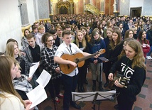 ▲	Maturzyści z diecezji radomskiej wypełnili bazylikę jasnogórską.