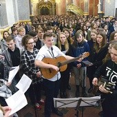 ▲	Maturzyści z diecezji radomskiej wypełnili bazylikę jasnogórską.