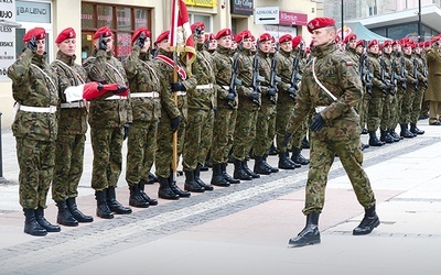 ▲	Żandarmeria Wojskowa dba o dyscyplinę w armii i pilnuje porządku publicznego.