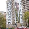 ▲	Mural na wieżowcu przy ul. Żeromskiego 74, przedstawiający polskiego robotnika i konar drzewa w formie splecionych rąk.