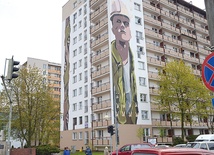 ▲	Mural na wieżowcu przy ul. Żeromskiego 74, przedstawiający polskiego robotnika i konar drzewa w formie splecionych rąk.