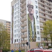 ▲	Mural na wieżowcu przy ul. Żeromskiego 74, przedstawiający polskiego robotnika i konar drzewa w formie splecionych rąk.