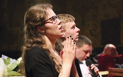 W imieniu uczniów akt zawierzenia Matce Bożej złożyli Agnieszka Gorzelna i Mateusz Wiszniowski.
