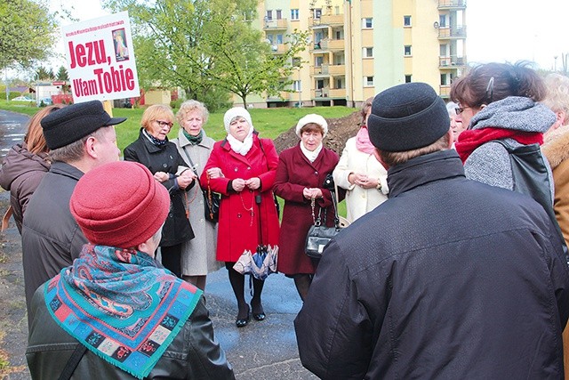 Koronkę na ulicy poprzedziła adoracja Najświętszego Sakramentu.