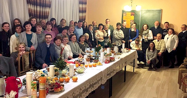 Część uczestników i prowadzących seminarium w parafii św. Franciszka w Zabrzu.