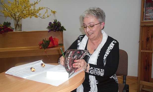 Pani Maria podczas wieczoru autorskiego w Miejskiej Bibliotece Publicznej w Tarnobrzegu