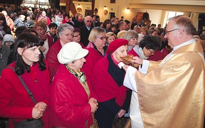 ▲	Członkowie Apostolstwa Bożego Miłosierdzia całują relikwie  św. Faustyny.