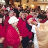 ▲	Członkowie Apostolstwa Bożego Miłosierdzia całują relikwie  św. Faustyny.