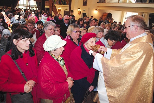 ▲	Członkowie Apostolstwa Bożego Miłosierdzia całują relikwie  św. Faustyny.