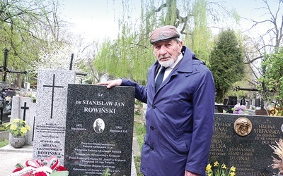Jacek Rowiński przy krakowskim grobie swojego dziadka.