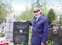 Jacek Rowiński przy krakowskim grobie swojego dziadka.
