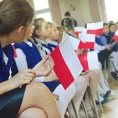 ▲	Każdy festiwal patriotyczno-religijny w Krzeszowie imponuje zaangażowaniem młodych, dumnych ze swoich narodowych barw.