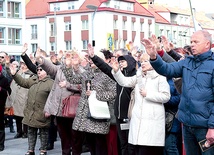 ▲	Kilkuset zgromadzonych wyciągnęło dłonie ku wizerunkowi Jezusa Miłosiernego.