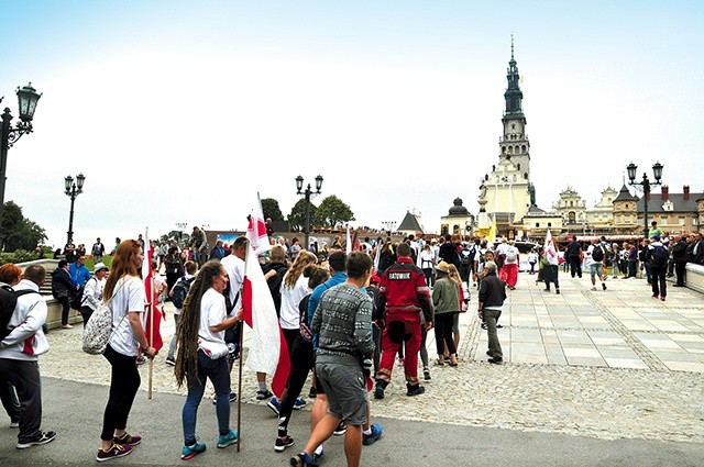 ▼	Każdy, kto choć raz był  na pielgrzymce, przyznaje, że wejście do Częstochowy jest niezapomnianym przeżyciem. – Tego nie da się opisać słowami – potwierdza ks. Marcin Kościński.  Na zdjęciu:  wejście pielgrzymów  13 sierpnia 2016 roku.