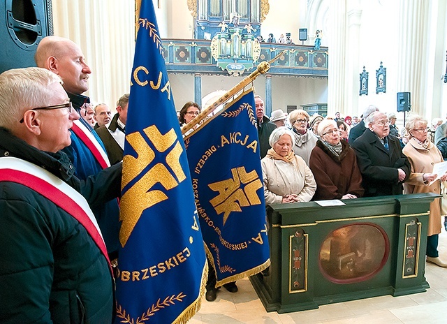 ►	Na jubileuszowe uroczystości zjechali się do Skrzatusza, żeby podziękować i oddać się w opiekę Maryi na kolejne lata. 