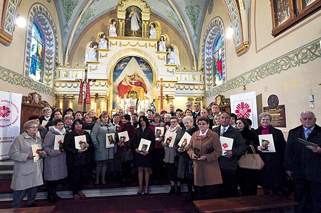 ▲	Wyróżnieni z bp. Salaterskim w zabawskim sanktuarium.