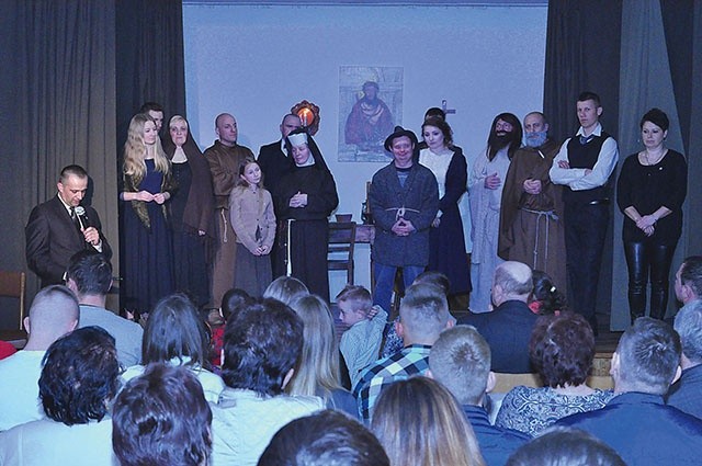 ►	W przygotowanie spektaklu zaangażowało się wielu połomian.