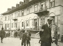 ◄	Dzieci z dzielnicy żydowskiej w Lublinie w czasie wojny.