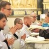 ▲	Zakonnicy wyświęceni na diakonów przyjmują szaty liturgiczne. 