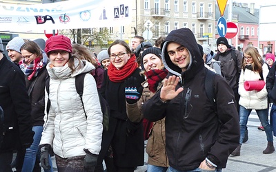 ▲	Przejście przez centrum Częstochowy było wyraźnym świadectwem wiary.