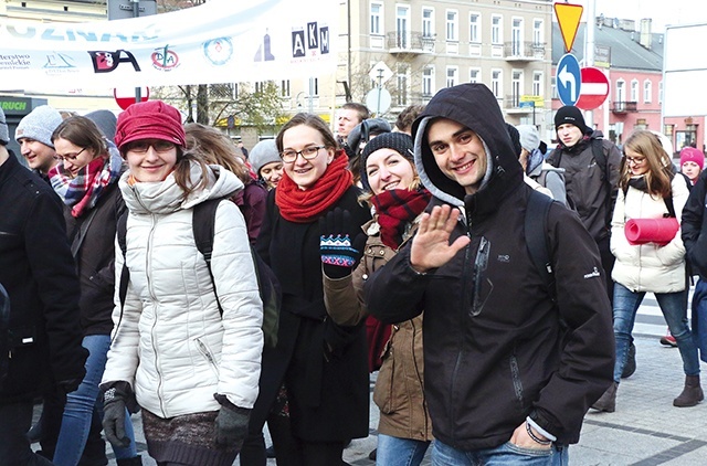 ▲	Przejście przez centrum Częstochowy było wyraźnym świadectwem wiary.