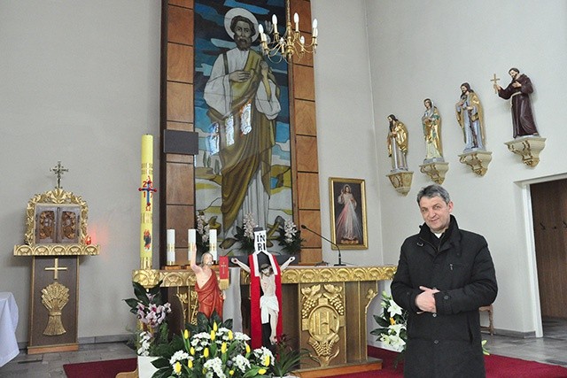 ▲	Ks. Teodor Smiatek cieszy się z każdej modernizacji.