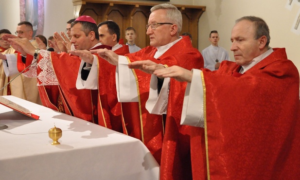 Modlitwa o dary Ducha Świętego w kościele św. Jana Nepomucena w Bochni