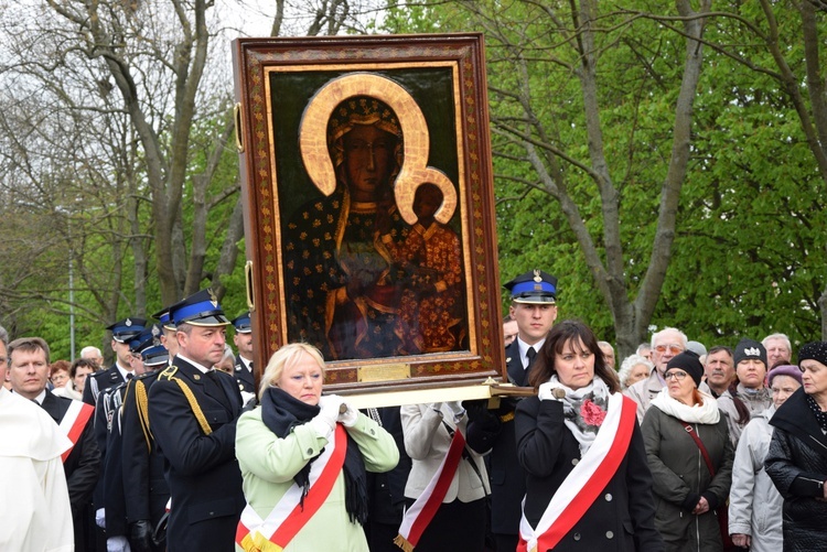 Powitanie ikony MB Częstochowskiej w parafii św. Jadwigi w Kutnie