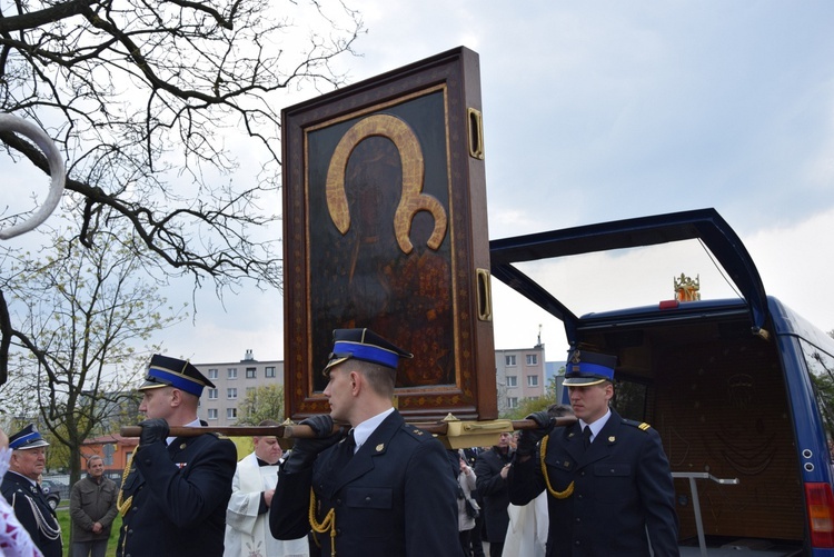 Powitanie ikony MB Częstochowskiej w parafii św. Jadwigi w Kutnie