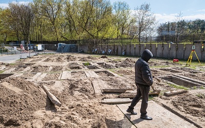 Prace ekshumacyjne na „Łączce” rozpoczęły się w 2012 r. Obecnie przebiegają w miejscu, gdzie w latach 80. powstał cmentarz wojskowy.