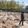 Prace ekshumacyjne na „Łączce” rozpoczęły się w 2012 r. Obecnie przebiegają w miejscu, gdzie w latach 80. powstał cmentarz wojskowy.