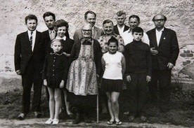 Zdjęcie z rodzinnego archiwum Mariana Hałuszki, w środku babcia Paulina, główna podpora rodziny.