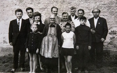 Zdjęcie z rodzinnego archiwum Mariana Hałuszki, w środku babcia Paulina, główna podpora rodziny.