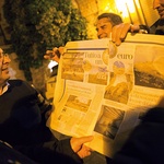 Burmistrz Giuseppe Ferrarello (z lewej) cieszy się z kolejnego artykułu na temat domów  za jedno euro.