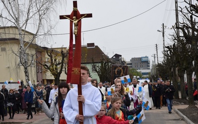 Na czele procesji szła schola "Michałki", nazwana tak na cześć patronów parafii