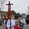 Na czele procesji szła schola "Michałki", nazwana tak na cześć patronów parafii