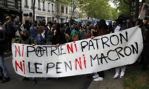 Protest młodzieży przeciwko wyborowi między Macronem a Le Pen
