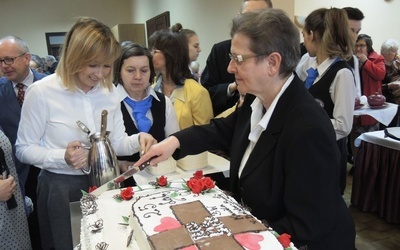 Urodzinowy tort Hospicjum św. Kamila podzieliła dr Anna Byrczek