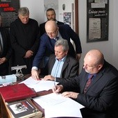 Umowę o współpracy podpisali Tadeusz Osiński i Dariusz Magier (z prawej)