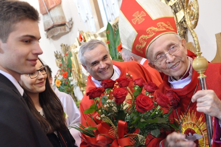 Młodzi dziękują za udzielenie sakramentu bierzmowania w kościele w Pustkowie - Osiedlu  