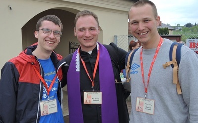 Ks. Dawid Szewczyk (w środku) poprowadzi grupę św. Jana Pawła II