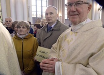 Reprezentanci dekanatu czarnoleskiego z dziekanem ks. kan. Augustynem Rymarczykiem w radomskiej katedrze podczas przekazania różańców i świec na Jerycho Różańcowe