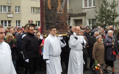 Madonnę z Jasnej Góry na ramionach nieśli księża, siostry zakonne oraz przedstawiciele różnych wspólnot