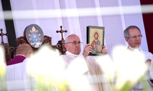 Papież nie czyni cudów tylko buduje pokój  