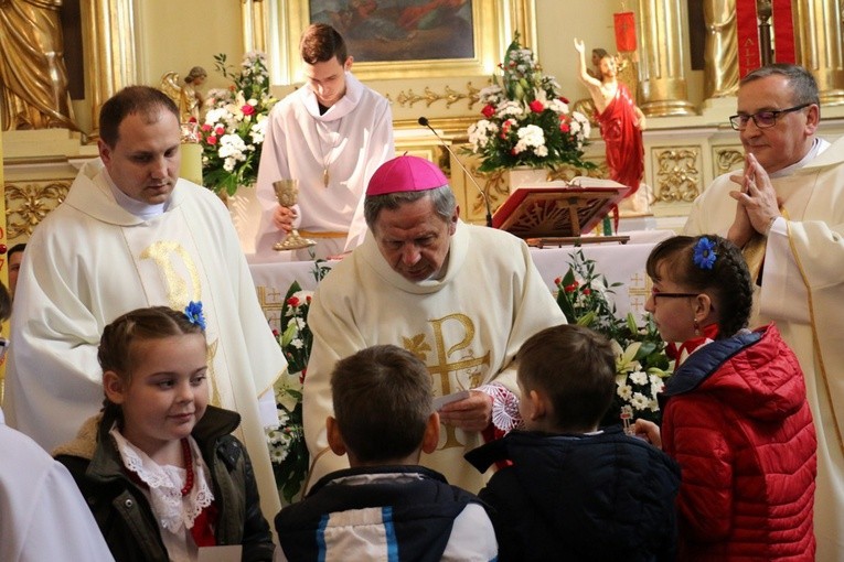 Dary do ołtarza przyniosły dzieci z zespołu Wieczbiczanki