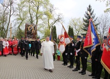 Strażacy oddają hołd Maryi przed wejściem procesji do świątyni