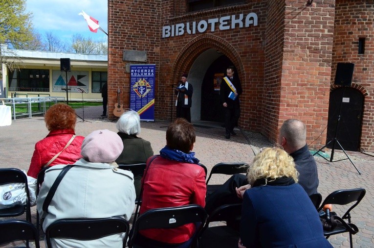 Biorą Biblię i czytają w centrum miasta