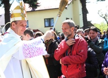 Bp Roman Pindel żegnał pielgrzymów, kropiąc ich na drogę wodą święconą...