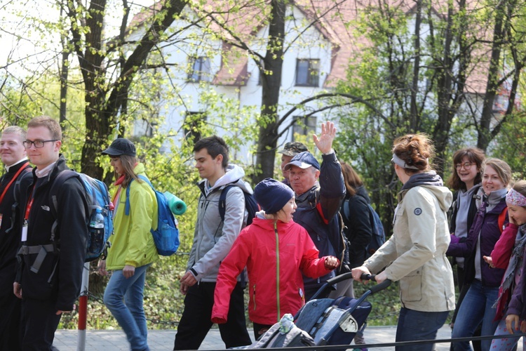 5. pielgrzymka do Łagiewnik wyrusza z Hałcnowa - cz. I