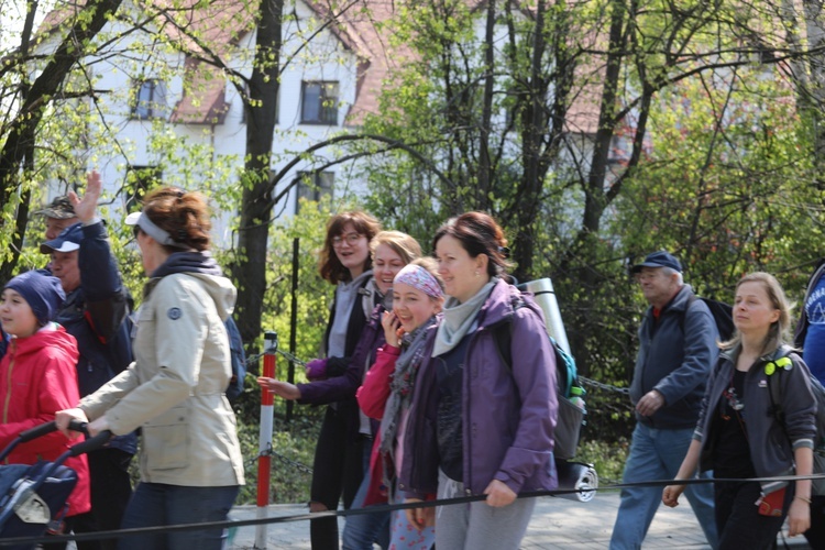 5. pielgrzymka do Łagiewnik wyrusza z Hałcnowa - cz. I